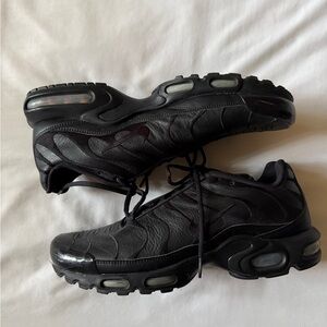 Nike Triple Black Air Max Plus